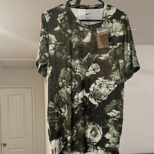 Nike Black and White Leaf Print T-Shirt